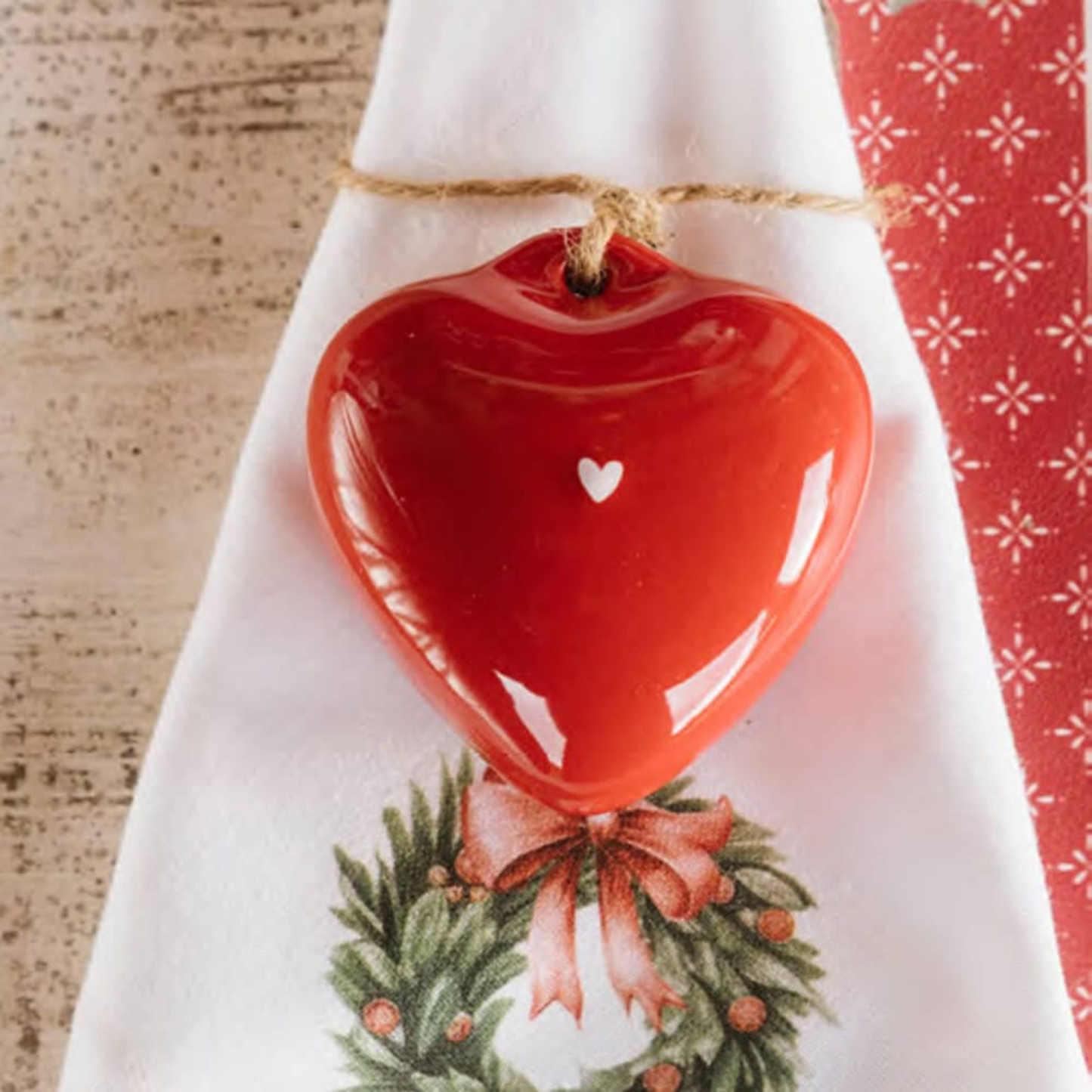 Cuore Rosso da Appendere in Ceramica 6x5 cm Racconto di Natale Nuvole di Stoffa