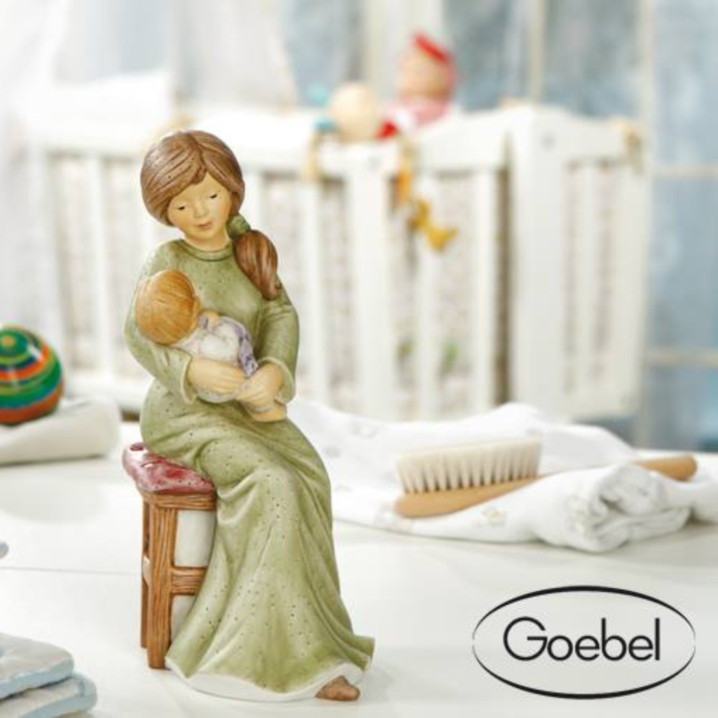 Figurina La Mamma Canta una Canzone Collezione Nina e Marco in Porcellana Goebel