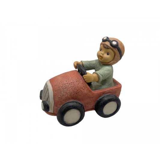 Figurina Marco va in Auto Nina e Marco in Porcellana L. 12 H. 10,5 cm Goebel