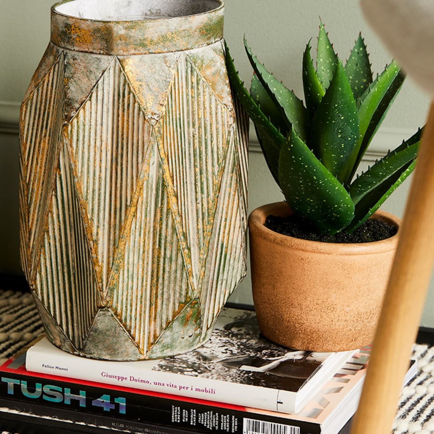 Vaso in Metallo con Decorazioni Geometriche Verde e Oro - EDG Enzo De Gasperi