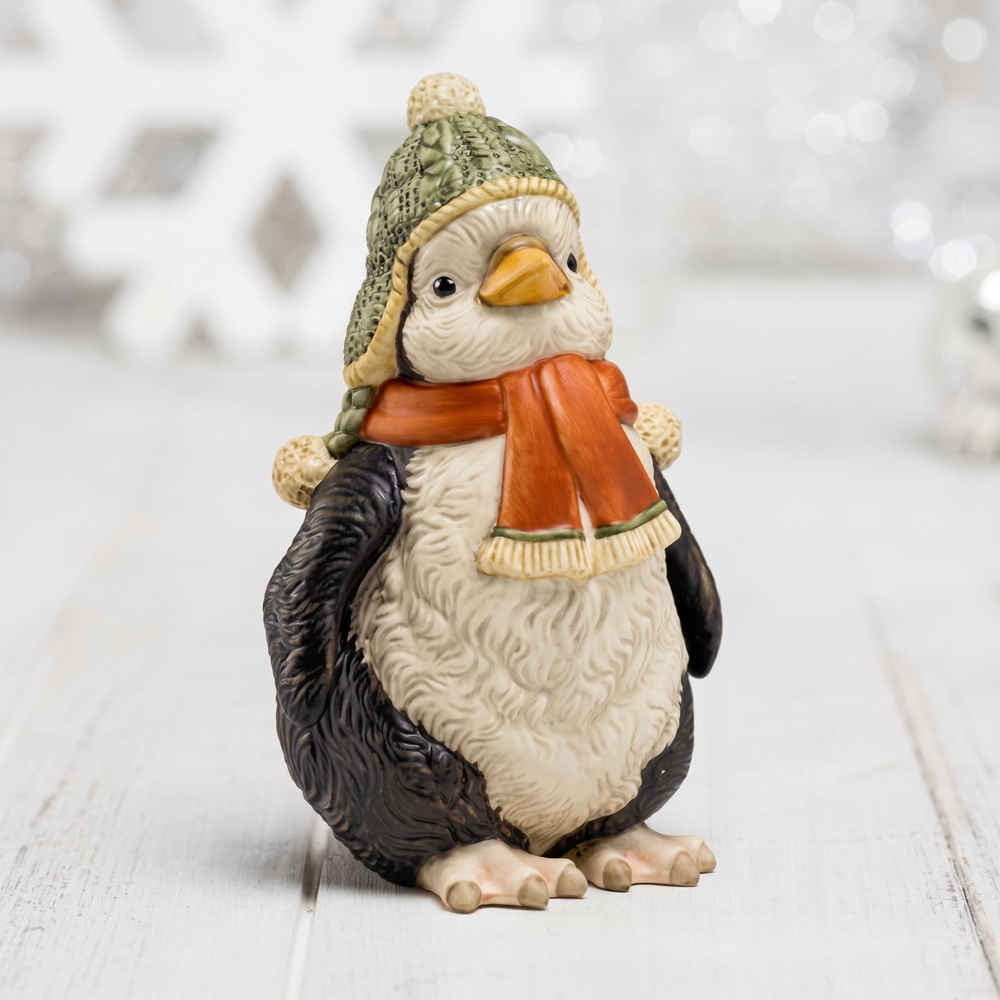 Pinguino Fridolin con Sciarpa e Cappello in Porcellana H. 15,5 cm Goebel