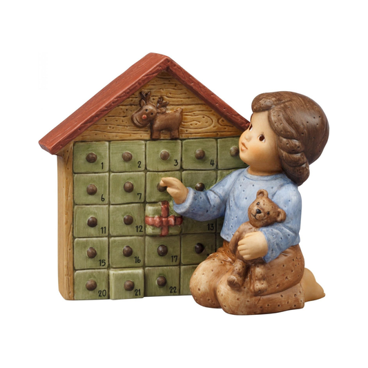 Figurina Natale è Vicino Marco con Calendario dell'Avvento Nina e Marco in Porcellana H. 8,5 cm Goebel