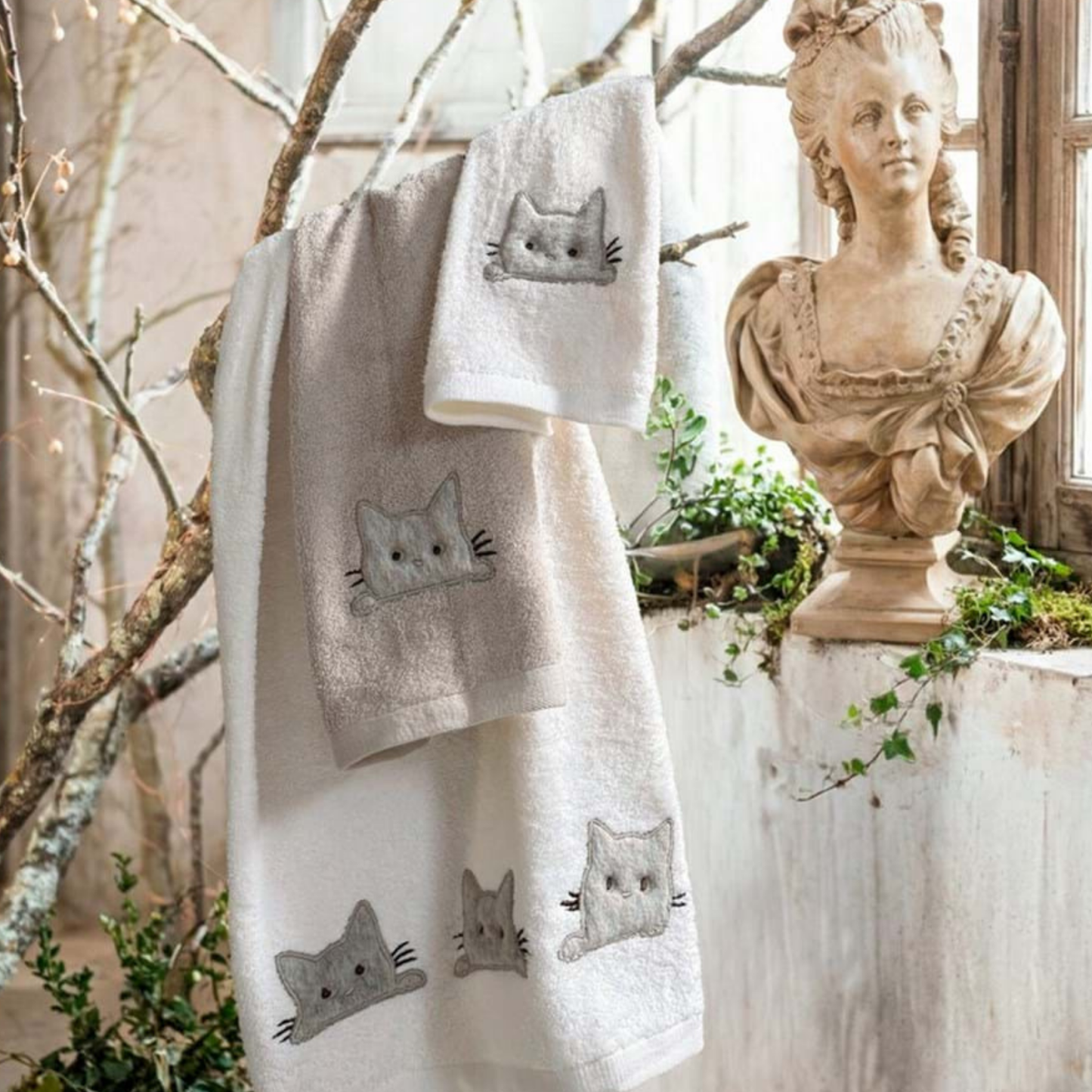 Coppia Spugne Tortora Ricamo Gatto 40x60+60x110 · Blanc Mariclò