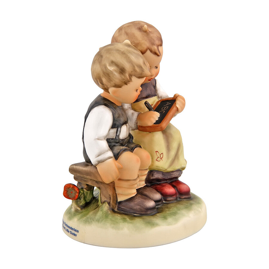 Figurina The Smart Little Sister - La Sorellina Intelligente Collezione Hummel in Porcellana H. 12 cm Goebel